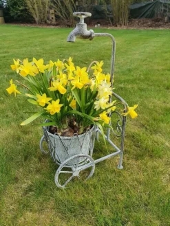 Blumenständer mit Wasserhahn in antikgrau