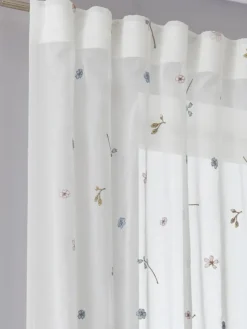 Dekostore in weiß-bunt