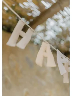 Girlande happy birthday' in lavender in lavender