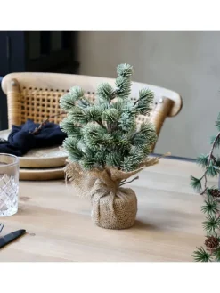 Künstllicher Zedernbaum mit Schnee in grün