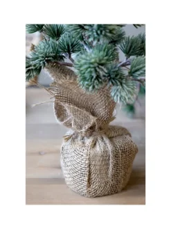 Künstllicher Zedernbaum mit Schnee in grün