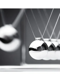 Newton-Pendel in Silber