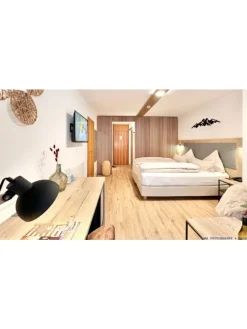 REISESCHEIN: 3 bis 4 Tage für zwei Personen im Yachthotel Chiemsee, Frühstück/HP